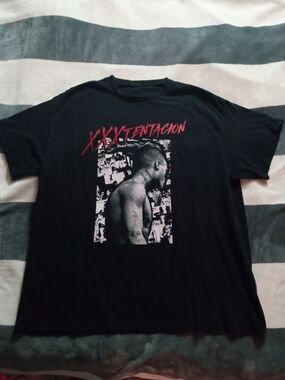 Source Unknown Black Graphic Tee with Red Text - Men's Short Sleeve Shirt